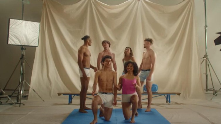 Zeeman zet clubteams in hun ondergoed in nieuwe campagne